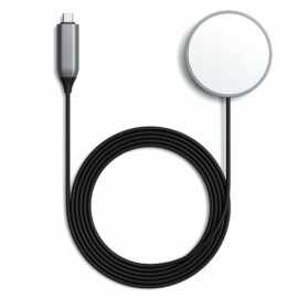 Das Bild zeigt das Satechi Magnetic Wireless Charging Cable, ein magnetisches kabelloses Ladekabel mit USB-C Anschluss und einer Ausgangsleistung von 7,5 Watt, in einer schwarzen Farbvariante. Der Zweck des Bildes ist es, das Design und die Eigenschaften des Ladekabels zu demonstrieren, wie beispielsweise den magnetischen runden Ladepad und das dazugehörige schwarze Kabel.