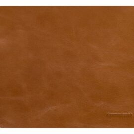 Das Bild zeigt das dbramante1928 Mouse Pad in Leder mit einer tan-farbigen Oberfläche. Es ist ein Produktfoto, das zum Zweck hat, das Aussehen und die Beschaffenheit der Mausunterlage zu präsentieren. Das Logo des Herstellers ist dezent im unteren Bereich eingestanzt. Das Bild dient dazu, Kunden das Design und die Farbe des Mouse Pads zu zeigen.