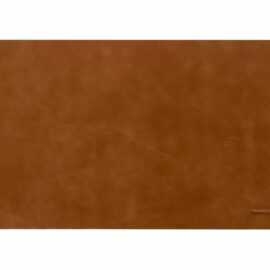 Das Bild zeigt die 'dbramante1928 Desk Mat' in der Farbe Tan. Es handelt sich um eine Schreibtischunterlage aus Leder im kleinen Format. Die Unterlage ist einfarbig mit einer gleichmäßigen Textur und abgerundeten Ecken. Der Markenname ist dezent in einer Ecke eingeprägt. Die Darstellung dient dazu, das Design und die Farbe des Produkts zu präsentieren.