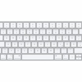 Das Bild zeigt das Apple Magic Keyboard (2021) von oben, um das Layout und Design der Tastatur zu demonstrieren. Die Tastatur ist in einem silbernen Farbton gehalten und verfügt über eine deutsche Tastenanordnung, wie anhand der spezifischen Tasten wie "Ä", "Ö", "Ü" und der "ß"-Taste erkennbar ist. Es ist eine flache, minimalistische Tastatur ohne Numpad, was auf ihren kompakten Stil hinweist, geeignet für den Einsatz mit Mac-Computern.