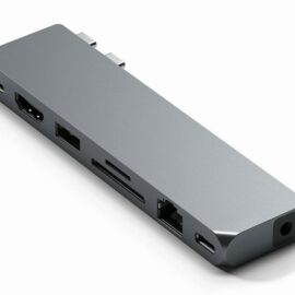 Das Bild zeigt den Satechi Pro Hub Max, ein multifunktionales Zubehör für MacBook. Der Hub ist in einem metallischen Grauton gehalten und verfügt über mehrere Anschlüsse. Auf der ersichtlichen Seite sind ein USB-C-Anschluss, ein HDMI-Port, eine SD-Kartenöffnung, eine microSD-Kartenöffnung und zwei USB-A-Ports zu erkennen. An einem Ende befindet sich ein Ethernet-Port und am anderen Ende ein 3,5mm Audio-Klinkenanschluss. Dieses Gerät ist für MacBook-Benutzer konzipiert, um die Anzahl der verfügbaren Anschlüsse zu erhöhen und damit die Konnektivität und Funktionalität ihres Laptops zu erweitern.