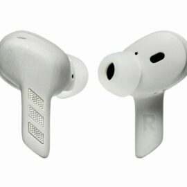 Das Bild zeigt die adidas Z.N.E. 01 ANC In-Ear-Kopfhörer in True Wireless-Ausführung und in der Farbe Hellgrau. Die Kopfhörer sind so positioniert, dass man sowohl die Außenseiten als auch die In-Ear-Einsätze klar erkennen kann. Auf den Kopfhörern ist ein deutlich sichtbares "L" für links und "R" für rechts abgebildet, was dem Benutzer hilft, sie korrekt zu tragen. Das Design ist modern und zweckmäßig, zielt darauf ab, eine kabellose Audioerfahrung mit aktiver Geräuschunterdrückung zu bieten.