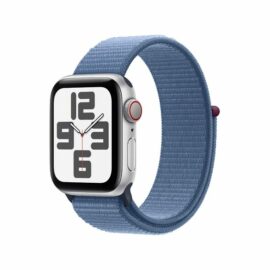 Das Bild zeigt die Apple Watch SE (2023) mit GPS und Cellular, die ein 40 mm Aluminiumgehäuse in Silber und ein Sport Loop Armband in Winterblau hat. Das Zifferblatt ist deutlich sichtbar mit großen Ziffern auf dem Display, die die Uhrzeit anzeigen. Auf der Seite der Uhr ist die rote Digital Crown zu erkennen, was auf die Cellular-Funktionalität hinweist. Das Bild dient dazu, das Design und die Farbgebung der Smartwatch sowie die Optik des Zifferblattes zu präsentieren.