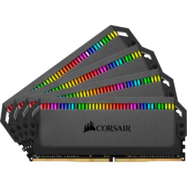 Das Bild zeigt vier Corsair DDR4-3200 Arbeitsspeichermodule mit einer Gesamtkapazität von 128 GB als ein Quad-Kit, jeweils mit einer Kapazität von 32 GB. Die Module sind mit RGB-LED-Leisten ausgestattet, die in verschiedenen Farben leuchten, und sind für die Nutzung in Computern zur Erweiterung des Arbeitsspeichers vorgesehen.