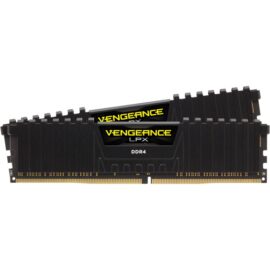 Das Bild zeigt zwei Module des Vengeance LPX DDR4 Arbeitsspeichers mit einer Gesamtkapazität von 32 GB, bestehend aus zwei 16 GB DIMMs, die für AMD-Systeme optimiert sind. Die Module verfügen über schwarze Kühlkörper, die für die Ableitung von Wärme während des Betriebs konzipiert sind. Der Zweck dieses Bildes ist es, das Design, die Markenidentität und die technischen Merkmale des Arbeitsspeichers zu präsentieren.