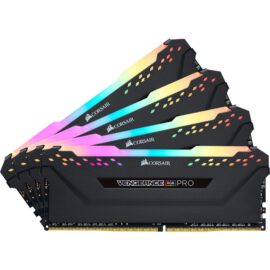 Das Bild zeigt vier RAM-Module des Typs DIMM 32 GB DDR4-3600 (4 x 8 GB) Quad-Kit des Herstellers Corsair aus der Serie Vengeance RGB PRO. Die Arbeitsspeicher-Module sind übereinandergestapelt und besitzen auffällige RGB-LED-Leisten oben, die in verschiedenen Farben leuchten und so eine anpassbare Ästhetik für PC-Builds ermöglichen. Der Zweck des Bildes ist es, die Designmerkmale und die RGB-Beleuchtung der Speichermodule zu präsentieren, welche oft ein Kaufkriterium für Nutzer sind, die Wert auf das visuelle Erscheinungsbild ihrer PC-Komponenten legen.