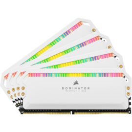 Das Bild zeigt ein Set von vier weißen RAM-Modulen des Typs DIMM 64 GB DDR4-3200 (4x 16 GB) Quad-Kit. Die Arbeitsspeicher-Riegel verfügen über einen auffälligen Kühlkörper mit RGB-LED-Lichtleisten entlang der Oberkante. Am Boden befinden sich die Goldkontakte zur Verbindung mit dem Motherboard. Die Module sind für den Einsatz in Computern zur Erweiterung des Arbeitsspeichers bestimmt. Auf einem der Module ist der Schriftzug "DOMINATOR" sichtbar, was auf die Produktreihe hinweist.