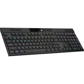 Das Bild zeigt die Corsair K100 AIR WIRELESS Gaming-Tastatur in einer schrägen Draufsicht, wobei hauptsächlich die Tasten und der Körper der Tastatur sichtbar sind. Die RGB-Beleuchtung unter den Tasten ist eingeschaltet und beleuchtet jede Taste in unterschiedlichen Farben, was die Vielfalt der Farbgestaltungsmöglichkeiten demonstriert. Das Corsair-Logo ist im oberen Bereich der Tastatur erkennbar, und das Gesamtdesign wirkt modern und hochwertig. Das Bild dient dazu, die Ästhetik und Designmerkmale der Tastatur hervorzuheben.