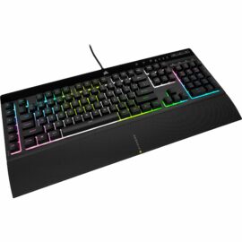 Das Bild zeigt die 'K55 PRO RGB XT Gaming-Tastatur' in der Draufsicht auf einer ebenen Fläche. Die Tastatur ist mit RGB-Beleuchtung hinter den Tasten ausgestattet, die in verschiedenen Farben leuchtet und somit ein farbenfrohes Erscheinungsbild bietet. Die Tastatur verfügt über ein integriertes Handballenauflage, und das Kabel ist auf der Rückseite zu sehen. Das Bild dient dazu, das Design, die Beleuchtung und die allgemeine Ästhetik des Produkts zu präsentieren.