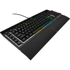 Das Bild zeigt die Corsair K55 RGB PRO Gaming-Tastatur, die auf einem Schreibtisch liegt und von schräg oben fotografiert wurde. Die Tastatur ist beleuchtet und zeigt eine RGB-Farbpalette über die einzelnen Tasten verteilt, was die anpassbaren Beleuchtungsoptionen hervorhebt. Diese Funktion ist typisch für Gaming-Tastaturen, die oft mit einer solchen Beleuchtung ausgestattet sind, um das Spielerlebnis zu verbessern und eine individuelle Ästhetik zu bieten. Neben der Tastatur ist ein integriertes Handballenauflage zu erkennen, das für zusätzlichen Komfort während langer Gaming-Sessions oder beim Tippen konzipiert ist. Auf der Vorderseite der Tastatur sind die Markennamen von Corsair deutlich sichtbar.