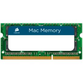 Das Bild zeigt den Arbeitsspeicher Corsair CMSA4GX3M1A1333C9 SO-DIMM 4 GB DDR3-1333, der speziell für die Verwendung in Mac-Computern konzipiert wurde. Zu sehen ist ein grünes RAM-Modul mit goldfarbenen Kontakten und einem Aufkleber, der "Mac Memory" in Weiß auf einem blauen Hintergrund zusammen mit dem Corsair-Logo darstellt. Der Arbeitsspeicher hat mehrere schwarze Chips auf einer Seite, die die Speicherbausteine sind. Das Bild dient dazu, das Aussehen und die Marke des Speichermoduls zu präsentieren, damit potenzielle Käufer das Produkt erkennen und beurteilen können.