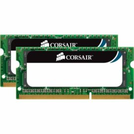 Das Bild zeigt ein Dual-Kit von zwei SO-DIMM 8 GB DDR3-1066 RAM-Modulen, speziell entworfen für die Verwendung in Mac-Computern. Auf den Modulen ist das Logo von Corsair sichtbar, einer bekannten Marke für PC-Komponenten. Der Arbeitsspeicher wird in einer gestapelten Anordnung präsentiert und ist darauf ausgelegt, die Leistungsfähigkeit eines Macs durch den erhöhten Arbeitsspeicher zu verbessern.