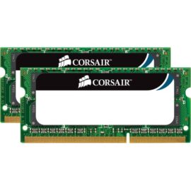 Das Bild zeigt zwei SO-DIMM 16 GB DDR3-1333 Arbeitsspeicher-Module von Corsair aus einem Dual-Kit. Die Module sind für die Verwendung in Laptops oder kompakten Computersystemen konzipiert, die kleine Formfaktoren erfordern. Sie dienen dazu, die Arbeitsspeicherkapazität eines kompatiblen Systems zu erweitern, um die Leistung bei rechenintensiven Aufgaben wie dem Bearbeiten von Videos, Spielen oder dem Ausführen mehrerer Programme gleichzeitig zu verbessern.