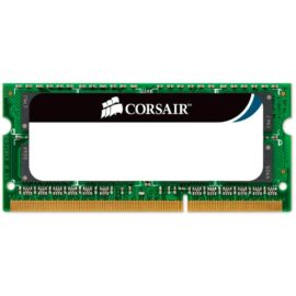 Das Bild zeigt ein SO-DIMM 8 GB DDR3-1333 RAM-Modul (2x 4 GB) von Corsair, ein Arbeitsspeicher für Laptops. Auf dem grünen PCB (Printed Circuit Board) sind integrierte Schaltungen und andere elektronische Komponenten zu sehen, die für die Speicherung von Daten zuständig sind. An der unteren Kante befinden sich goldene Kontakte für die Verbindung mit dem entsprechenden Slot auf einem Laptop-Motherboard.