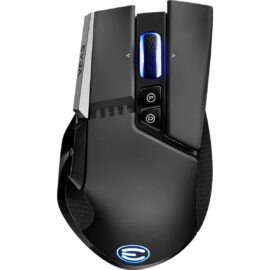 Das Bild zeigt die X20 Gaming Mouse Wireless, eine Gaming-Maus mit einem schlanken, modernen Design, die in Schwarz gehalten ist. Die Maus verfügt über mehrere Tasten und eine LED-Beleuchtung. Auf der Oberseite sind eine beleuchtete Scroll-Rad und zwei Seitentasten zu erkennen, wobei eine mit einem blauen Licht hinterlegt ist. Auf der linken Seite befinden sich extra Tasten für verschiedene Funktionen, und der vordere Rand ist leicht nach außen gewölbt, was auf ergonomische Gestaltung hindeutet. Am unteren Rand der Maus ist ein beleuchtetes Logo zu sehen. Das Ziel des Bildes ist es, das Design und die Features der Maus hervorzuheben.