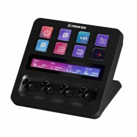 Das Bild zeigt das Produkt 'Stream Deck +' in einer Studioansicht. Das Stream Deck+ ist ein Keypad mit personalisierbaren Tasten und integrierten Drehreglern, entwickelt um multimediale Inhalte zu steuern und zu optimieren, insbesondere für Livestreaming und Content Creation. Es zeigt eine Anordnung von acht dynamischen LCD-Tasten, die mit verschiedenen Icons und Funktionen wie "I'm Live", "Scenes" und Programmsymbole angepasst sind. Unterhalb der Tasten befindet sich ein Touchscreen, der Informationen wie Mikrofonlautstärke, Spiel-Soundpegel und Beleuchtungsbedingungen anzeigt. Darunter sind vier Drehregler zur Feinjustierung der angezeigten Einstellungen angeordnet.