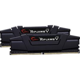 Das Bild zeigt zwei RAM-Module des G.Skill Ripjaws V 16 GB DDR4-3200 Dual-Kit Arbeitsspeichers. Die Module sind schwarz und verfügen über das rote G.Skill Ripjaws V-Logo auf den Kühlkörpern in der Mitte. Am unteren Rand der Module befinden sich goldene Kontakte zur Befestigung an einem Motherboard. Der Zweck des Bildes ist es, das Design und die physischen Eigenschaften des Arbeitsspeichers darzustellen.