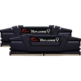 Das Bild zeigt zwei RAM-Module des G.Skill Ripjaws V 32 GB DDR4-3600 Dual-Kit Arbeitsspeichers. Diese Module sind für den Einsatz in Computern zur Erweiterung des Arbeitsspeichers vorgesehen. Sie sind schwarz mit auffälliger Ripjaws V Branding und Heatsink-Design, um eine effektive Kühlung zu gewährleisten.