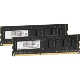 Das Bild zeigt zwei RAM-Module, genau genommen ein DIMM 8 GB DDR3-1333 Dual-Kit. Diese Module dienen als Arbeitsspeicher für Computer und werden eingesetzt, um die Leistungsfähigkeit bei der Ausführung von Programmen und Prozessen zu steigern. Auf den Modulen sind Aufkleber mit Produktinformationen wie Modellnummer und Spezifikationen zu erkennen.