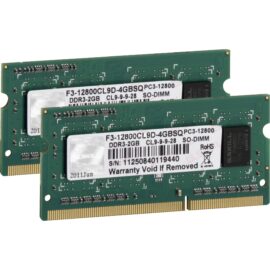 Das Bild zeigt zwei SO-DIMM 4 GB DDR3-1600 Arbeitsspeichermodule, die als Dual-Kit konzipiert sind. Diese Module werden üblicherweise in Laptops und anderen kompakten Computern verwendet, um die Speicherkapazität zu erhöhen und die Systemleistung zu verbessern. Die Module verfügen über integrierte Schaltkreise auf einer kleinen Leiterplatte mit einem Standardanschluss zur Befestigung in einem entsprechenden SO-DIMM-Speichersteckplatz. Sie sind für die Verwendung in Computersystemen bestimmt, die DDR3-Speicher unterstützen. Auf den Modulen sind Etiketten mit technischen Informationen wie der Speichergröße, der Geschwindigkeitsklasse, der Latenzzeit und anderen relevanten Daten.