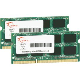 Das Bild zeigt zwei SO-DIMM 8 GB DDR3-1600 Arbeitsspeicher-Module von G.Skill im Dual-Kit. Diese RAM-Module sind für die Verwendung in Laptops und anderen kleinen Formfaktor-PCs konzipiert, die SO-DIMM brauchen, um den verfügbaren Arbeitsspeicher zu erweitern oder zu ersetzen. Jedes Modul hat mehrere integrierte Schaltkreise auf einer grünen Platine und goldene Kontakte an einem der kurzen Ränder, die für die elektrische Verbindung mit dem entsprechenden Slot auf dem Mainboard sorgen. Auf den Modulen sind Aufkleber mit dem Logo von G.Skill, einem Hinweis auf die Einhaltung der RoHS-Richtlinien und einem Strichcode für die Produktidentifikation zu sehen.