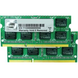 Das Bild zeigt zwei SO-DIMM 8 GB DDR3-1600 Arbeitsspeicher-Module von G.SKILL, die als Dual-Kit konfiguriert sind. Die Speichermodule dienen dazu, in kompatiblen Laptops oder kleinen Formfaktor-PCs die Arbeitsspeicherkapazität zu erweitern oder zu ersetzen, um die Systemleistung zu verbessern. Sie sind mit einem grünen PCB (Printed Circuit Board) ausgestattet und besitzen standardisierte goldene Kontakte für den SO-DIMM-Slot eines Motherboards. LABELS: Speichermodul, Arbeitsspeicher, SO-DIMM, G.SKILL, DDR3-1600, Dual-Kit, 8 GB, Komponente, Hardware, PC, Laptop, Upgrade.