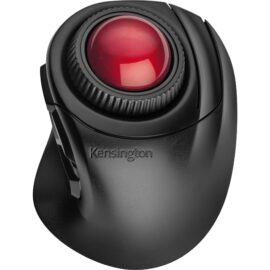 Das Bild zeigt einen Kensington Orbit Fusion Trackball in der Ansicht von schräg oben. Der Trackball hat eine markante rote Kugel in der Mitte, die von einem schwarzen Gehäuse umgeben ist. Am Gehäuse ist deutlich das Logo von Kensington zu erkennen. Das Design des Geräts deutet auf ergonomische Nutzung hin, um alternative Cursorsteuerung und möglicherweise komfortablen Einsatz bei der Computerarbeit zu ermöglichen.