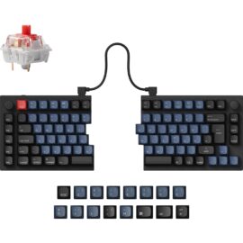 Dieses Bild zeigt die Keychron Q11 Gaming-Tastatur mit herausnehmbaren Tasten und einem einzelnen Tastenschalter, der getrennt vom Tastaturkörper dargestellt ist. Die Tastatur ist zweigeteilt und durch ein Kabel verbunden. Im Vordergrund sind individuelle Tastenkappen zu sehen, die offenbar für die Anpassung und Personalisierung der Tastatur genutzt werden können.