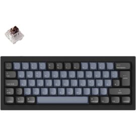 Das Bild zeigt die Q4 Gaming-Tastatur in einem flachen, übersichtlichen Layout. Die Tastatur hat ein schlankes Design mit dunklem Gehäuse und kontrastierenden, blaugrauen Tastenkappen. Oben links ist eine einzelne, abnehmbare Tastenschaltereinheit zu sehen, die die austauschbaren mechanischen Schalter der Tastatur veranschaulicht. Das Layout scheint für die Verwendung mit einem Mac optimiert zu sein, erkennbar an den spezifischen Tasten wie "command" und "option". Der Zweck des Bildes ist es, das Design, die Farbgebung und das Layout der Gaming-Tastatur zu präsentieren.