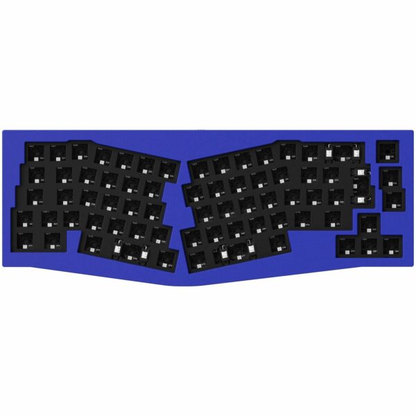 Das Bild zeigt die Q8 Barebone ISO Gaming-Tastatur ohne Keycaps auf einem blauen Hintergrund. Die mechanischen Schalter und die ergonomische Aufteilung der Tasten sind deutlich zu erkennen, was den Zweck des Bildes unterstreicht, nämlich die Innenansicht der Tastatur und ihre physische Beschaffenheit hervorzuheben.