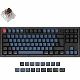 Das Bild zeigt die 'V3 Knob Gaming-Tastatur' aus einer Vogelperspektive, um das gesamte Layout und Design des Produkts zu präsentieren. Man sieht die schwarze mechanische Tastatur mit blauen Tasten, einer roten Escape-Taste und einem Drehknopf in der oberen rechten Ecke. Über der Haupttastaturansicht befindet sich ein einzelner ausgebautes Tastenschalter, um die Art der Mechanik zu verdeutlichen. Im unteren Bereich des Bildes sind zusätzliche Tastenkappen abgebildet, was auf die Möglichkeit einer individuellen Anpassung hinweist. Die Tastatur ist offensichtlich für Mac-Computer konzipiert, da spezifische Befehls- und Optionstasten vorhanden sind.