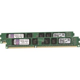 Das Bild zeigt zwei grüne RAM-Module, bekannt als DIMM 8 GB DDR3-1600 Dual-Kit, üblicherweise verwendet als Arbeitsspeicher in Computern. Diese Module sind darauf ausgelegt, in entsprechende Steckplätze auf einem Motherboard eingesteckt zu werden, um die Verarbeitungsgeschwindigkeit und Multitasking-Fähigkeit eines Computers durch Bereitstellung von temporärem Speicher für aktive Prozesse und Anwendungen zu verbessern. Das Dual-Kit impliziert, dass sie zusammen verwendet werden können, um die Dual-Channel-Speicherkonfiguration zu unterstützen, welche die Datenübertragungsrate erhöhen kann. Auf den Modulen sind Etiketten mit dem Herstellerlogo, dem Produktcode und technischen Informationen zu sehen, sowie ein Hinweis, dass die Garantie bei Entfernung verfällt.