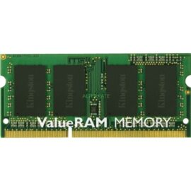 Das Bild zeigt den Kingston ValueRAM KVR16S11/8, einen 8 GB DDR3-1600 SO-DIMM Arbeitsspeicher. Man erkennt einen grünen Leiterplatten-Stick mit mehreren schwarzen Speicherchips, die auf einer Seite angeordnet sind. Auf dem Stick ist das Kingston-Logo und der Schriftzug "ValueRAM MEMORY" zu sehen. Goldene Kontakte am unteren Rand dienen zur Verbindung mit dem entsprechenden Slot im Computer oder Laptop. Der Zweck des Bildes ist es, das Design, die Markierung und die physische Form des Arbeitsspeichers zu präsentieren, damit potenzielle Käufer und Nutzer eine visuelle Vorstellung vom Produkt bekommen.