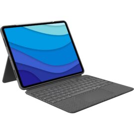 Das Bild zeigt das Produkt 'Combo Touch für iPad Pro 12,9 Zoll (5./6. Generation)', eine abnehmbare Tastatur mit Trackpad und integriertem Ständer für das iPad, das aufgestellt ist und von der Seite betrachtet wird, um die Funktionalität und das Design zu präsentieren. Das iPad ist im Querformat dargestellt mit einem beleuchteten Bildschirm, und die Tastatureinheit ist im Vordergrund erkennbar, die das Schreiben und Navigieren erleichtert. Ein Apple Pencil liegt oben am iPad, was auf die Kompatibilität des Zubehörs mit dem Apple Pencil hinweist.