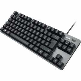 Das Bild zeigt die Logitech K835 TKL Mechanische Tastatur in perspektivischer Ansicht. Zu sehen ist eine kompakte Tastatur mit einem Tenkeyless-Design, also ohne Ziffernblock, dunkelgrauen Tastenkappen auf einem schwarzen Gehäuse und einem markanten weißen Logitech-Logo in der Ecke unten rechts. Es gibt spezielle Funktionstasten und vollständige Pfeiltasten. Die Tastatur ist an einem Kabel angeschlossen, was auf einen gebundenen Betrieb hindeutet. Der Zweck des Bildes ist, das Design, Layout und die physischen Merkmale des Produkts klar darzustellen.