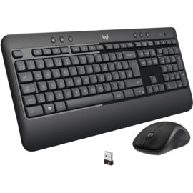 Das Bild zeigt das Logitech MK540 Advanced Kabellose Tastatur-Maus-Set, bestehend aus einer schwarzen Tastatur mit einem Nummernblock und Multimedia-Tasten sowie einer ergonomisch geformten schwarzen Maus. Ebenfalls abgebildet ist der winzige Unifying-Empfänger, der zur drahtlosen Verbindung der Geräte mit dem Computer dient. Das Bild hat den Zweck, das Design und den Lieferumfang des Produkts zu veranschaulichen.