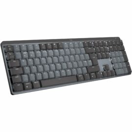 Die MX Mechanical Tastatur von Logitech in schräg von vorne aufgenommen, zeigt das vollständige Tastatur-Layout mit dunkelgrauen Tastenkappen und helleren Buchstaben sowie die charakteristischen weißen Beschriftungen auf den Funktionstasten. Die Tastatur hat ein modernes und minimalistisches Design mit einem sichtbaren Metallrahmen, der für zusätzliche Robustheit sorgt. Das Bild dient dazu, das Design und die Bauweise der Tastatur zu präsentieren.