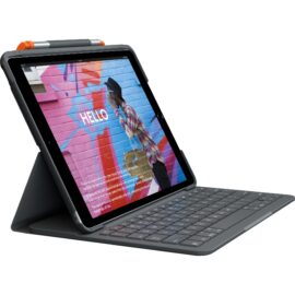 Das Bild zeigt das "Logitech Slim Folio" Tastaturcase, welches für ein iPad verwendet wird. Das iPad ist aufrecht stehend in einer Schreibposition zu sehen, mit der Tastatur im Vordergrund. Das Design zielt darauf ab zu demonstrieren, wie das Produkt einem iPad die Funktionalität eines Laptops verleiht, indem es eine physische Tastatur für Tipparbeiten bietet. Ein Stift ist oben am iPad befestigt, was auf die Kompatibilität mit Zubehör wie dem Apple Pencil hinweist.