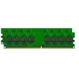 Das Bild zeigt ein grünes DDR2-667 RAM-Modul von Mushkin mit einer Gesamtkapazität von 4 GB, unterteilt in zwei 2-GB-Speicherriegel aus der Produktserie 996556. Das Speichermodul verfügt über eine Reihe von schwarzen integrierten Schaltkreisen auf einer Seite und einen goldfarbenen Anschluss an der Unterseite für die Installation in einem kompatiblen Speichersteckplatz auf einem Motherboard. Der Zweck des Bildes ist es, das Design, die Bauform und die Komponenten des Arbeitsspeichers für potenzielle Käufer und Nutzer zu zeigen.