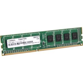 Das Bild zeigt den 'Mushkin 992027 Essentials – 4 GB DDR3-1600 DIMM Arbeitsspeicher', ein Modul für Computerspeicher, auch bekannt als RAM. Es handelt sich um ein grünes Leiterplattenmodul mit mehreren integrierten Schaltkreisen und Beschriftungen, das in Desktop-Computer eingebaut wird, um die Arbeitsgeschwindigkeit und Rechenkapazitäten zu erhöhen.