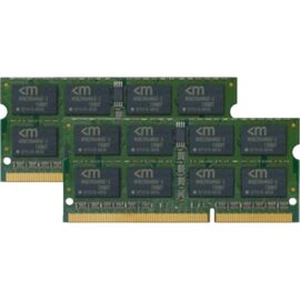 Das Bild zeigt zwei SO-DIMM 32 GB DDR3-1600 Arbeitsspeicher-Module, von denen jedes 16 GB Kapazität hat. Diese Bild dient dazu, das Aussehen und die Bauform des Dual-Kit Speichers zu präsentieren, der üblicherweise in Laptops und anderen kompakten Computern verwendet wird. Es handelt sich um eine Art von RAM, die für die Leistungssteigerung des Systems durch Erweiterung des Arbeitsspeichers sorgt.