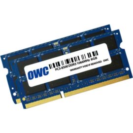 Das Bild zeigt das '16 GB DDR3-1066 SO-DIMM Dual-Kit für Mac', bestehend aus zwei 8 GB Speichermodulen. Diese RAM-Bausteine sind für die Aufrüstung eines kompatiblen Mac-Computers vorgesehen, um dessen Arbeitsspeicher zu erweitern und somit die Leistungsfähigkeit bei rechenintensiven Aufgaben oder Multitasking zu verbessern. Die Bauteile sind mit einer blauen Platine ausgestattet, auf der die Marke „OWC“ und Spezifikationen wie „PC3-8500 DDR3 1066MHz 8GB“ aufgedruckt sind, was Details zu Typ und Geschwindigkeit des Arbeitsspeichers gibt. Goldfarbene Kontakte am unteren Rand dienen dazu, den Speicher in den entsprechenden Slot auf der Hauptplatine des Computers einzusetzen.