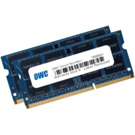 Das Bild zeigt ein 16 GB DDR3-1867 SO-DIMM Arbeitsspeicher-Kit für Mac, bestehend aus zwei 8 GB-Modulen. Der Fokus liegt auf den integrierten Schaltkreisen und den goldenen Kontakten, welche die physikalische Verbindung mit dem Computer herstellen. Auf den Modulen ist ein Etikett mit einer Seriennummer zu erkennen, was darauf hinweist, dass die Garantie erlischt, wenn das Etikett entfernt wird. Dieses Bild dient dazu, das Aussehen und die spezifischen Eigenschaften des Arbeitsspeicherkits zu veranschaulichen.