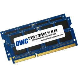 Das Bild zeigt ein 4-GB-SO-DIMM-DDR3-1066-Arbeitsspeichermodul von OWC. Es handelt sich um einen Speicherbaustein, der für die Verwendung in bestimmten Mac-Computern vorgesehen ist. Auf dem Modul sind integrierte Schaltkreise zu sehen, die auf einer blauen Leiterplatte montiert sind, und auf dem Etikett ist deutlich das OWC-Logo sowie Produktspezifikationen erkennbar.