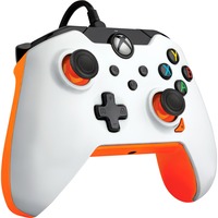 Das Bild präsentiert den 'PDP Wired Controller - Atomic White', ein Gamepad mit einem auffälligen weiß-orangen Farbschema. Der Controller ist deutlich sichtbar, mit seinen charakteristischen Tasten und Analog-Sticks, um den Zuschauern einen direkten Eindruck von Design und Layout zu vermitteln.