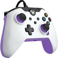 Das Bild zeigt den Wired Controller - Fuse White, ein Gamepad für Videospiele. Deutlich sichtbar sind das weiße Gehäuse mit lila Akzenten, die typische Knopfanordnung mit einem Steuerkreuz, vier Aktionstasten, zwei Analogsticks und weiteren Bedienelementen. Die Darstellung dient dazu, das Design und die Funktionalität des Gamepads zu präsentieren.