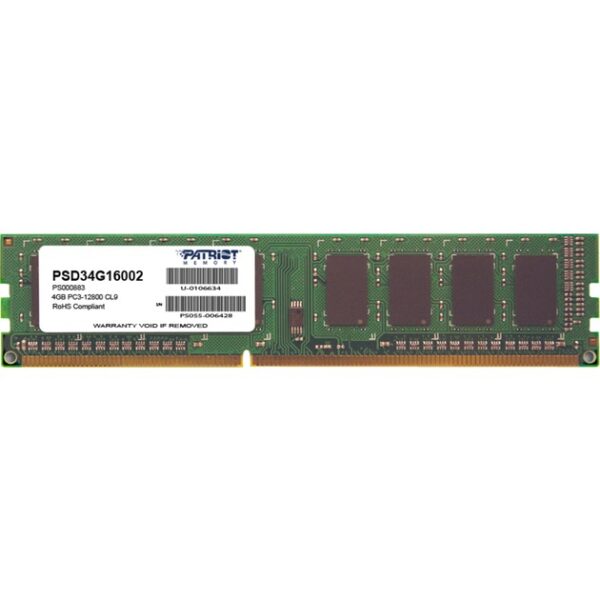 Das Bild zeigt ein Patriot Signature Line 4GB DDR3-1600 Speichermodul (PSD34G16002). Zu sehen ist ein grünes RAM-Modul mit mehreren schwarzen Speicherchips darauf. Das Label auf dem Modul enthält Informationen wie die Produktbezeichnung, die Kapazität, die Speichertyp-Klassifikation (DDR3), die Geschwindigkeitsangabe (PC3-12800) und einen Barcode. Der Zweck des Bildes ist es, das Design, die Kennzeichnung und die physische Form des Speichermoduls zu präsentieren, damit potenzielle Käufer oder Interessierte eine visuelle Vorstellung vom Produkt bekommen.