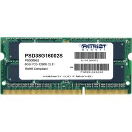 Das Bild zeigt einen Patriot SO-DIMM 8 GB DDR3-1600 Arbeitsspeicher (1x 8 GB). Zu sehen ist ein grünes PCB mit integrierten Speicherchips, goldenen Kontakten an einer Kante und einem Etikett von Patriot Memory, auf dem Produktinformationen wie Modellnummer, Kapazität, Spezifikationen und Seriennummer abgedruckt sind. Der Zweck des Bildes ist es, das Produkt visuell darzustellen und wichtige Merkmale und Identifikationsdetails hervorzuheben, welche für Käufer und Technikinteressierte von Bedeutung sind.