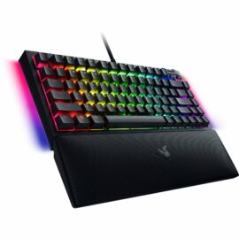 Dieses Bild zeigt die Razer BlackWidow V4 75% Gaming-Tastatur mit RGB-Beleuchtung und angeschlossenem Handballenauflage, perspektivisch fotografiert, um sowohl das Design als auch die Beleuchtung hervorzuheben. Das Bild dient dazu, die Ästhetik und Funktionalität des Produkts zu präsentieren.