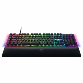 Das Bild zeigt die Razer Blackwidow V4 Gaming-Tastatur in der Draufsicht. Die Tastatur ist beleuchtet mit einer RGB-Beleuchtung, die in mehreren Farben über die einzelnen Tasten verteilt ist und eine dynamische Wirkung erzeugt. Unterhalb der Tasten befindet sich eine Handballenauflage mit dem Razer-Logo in der Mitte. Die Beleuchtung erstreckt sich auch auf die Seiten der Tastatur, was zusätzlich zur Ästhetik beiträgt und das Produkt für Gamer attraktiv machen dürfte. Die Bildkomposition zielt darauf ab, das Design und die Beleuchtungsfunktionen der Tastatur hervorzuheben.